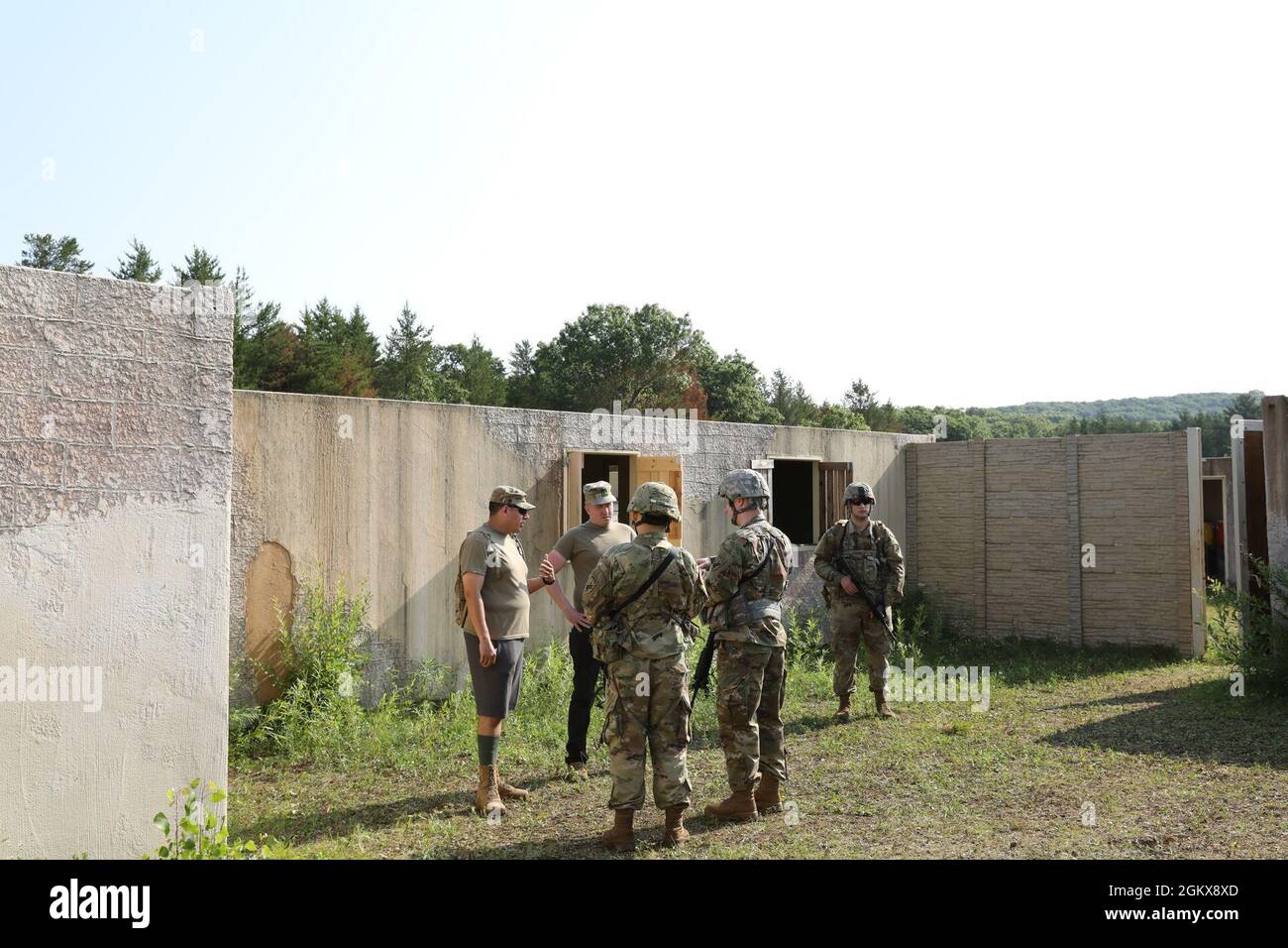 I soldati con la 393a Società di operazioni psicologiche conducono la formazione basata su scenari a Fort McCoy, Wis., 16 luglio 2021. Foto Stock
