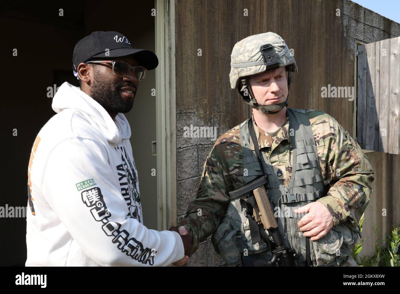 Personale Sgt. Joseph Boulard, uno specialista di operazioni psicologiche presso la 393a Psychological Operations Company, conduce una formazione basata su scenari con il suo team a Fort McCoy, Wis., 16 luglio 2021. Foto Stock