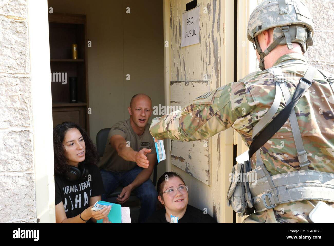 Personale Sgt. Joseph Boulard, uno specialista di operazioni psicologiche presso la 393a Psychological Operations Company, conduce una formazione basata su scenari con il suo team a Fort McCoy, Wis., 16 luglio 2021. Foto Stock