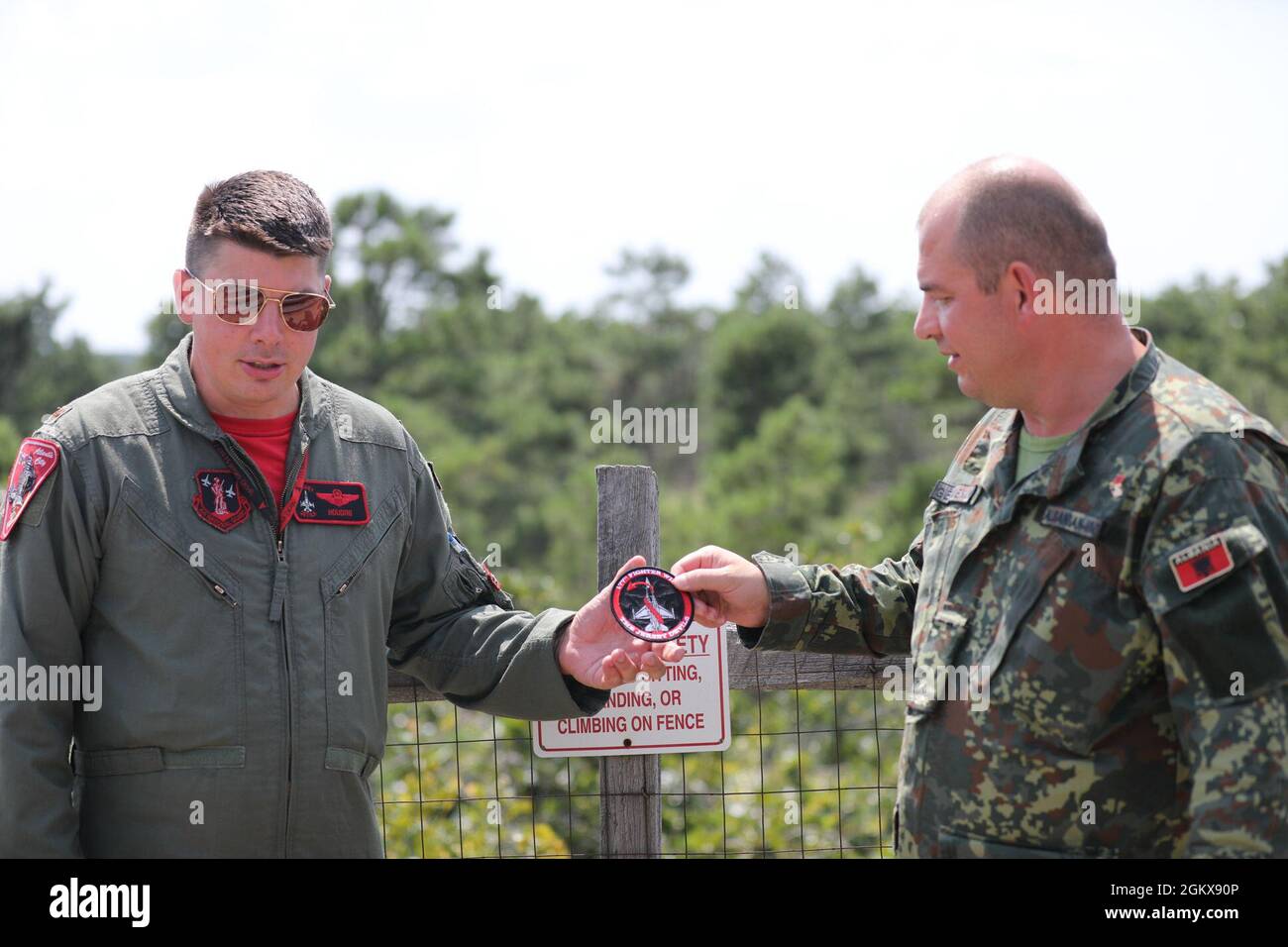 Matthew “Houdini” Murnan, 119th Fighter Squadron, 177th Fighter Wing, New Jersey Air National Guard, presenta Major Saimir Germenji Albanese Armate Forces, Grazie per aver partecipato allo scambio di conoscenze tra la Guardia Nazionale del New Jersey e le forze Armate albanesi a Warren Grove Range, Chatsworth, N.J., 16 luglio 2021. La Guardia Nazionale del New Jersey e l'Albania hanno partecipato al programma di partenariato Nazionale della Guardia Nazionale dal 2001. Il National Guard state Partnership Program è un programma del Dipartimento della Difesa degli Stati Uniti gestito da Foto Stock