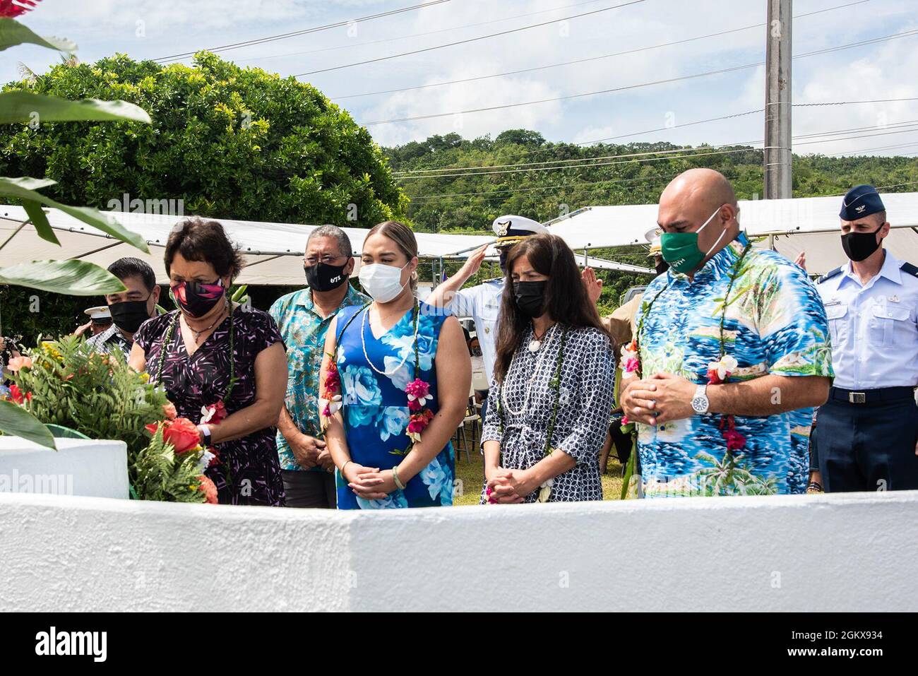 ASAN, Guam (19 luglio 2021) - i funzionari militari e del governo locale pagano il loro rispetto durante la cerimonia del Memoriale di atterraggio di Asan Beach 16 luglio. I membri del servizio militare, i funzionari del governo locale e i residenti si sono riuniti per ricordare la liberazione della Guam da parte dei militari statunitensi durante la seconda guerra mondiale Il luogo della cerimonia è dove la 3a Divisione Marina piantò la bandiera degli Stati Uniti dopo aver assicurato il beachhead. Circa 55,000 marines e soldati dell'esercito hanno partecipato alla battaglia per Guam. Più di 1,800 membri del servizio americano sono stati uccisi in azione o sono morti di ferite durante i primi 21 giorni di comba Foto Stock