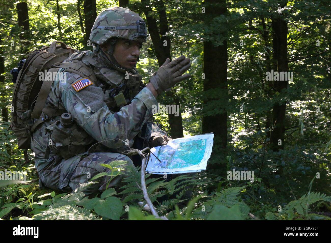 SPC dell'esercito degli Stati Uniti. David Maritinez, medico presso la Clinica sanitaria dell'Esercito degli Stati Uniti di Ansbach, naviga nei boschi durante il Concorso medico migliore del 19 luglio, nella Grafenwoehr Training Area, Grafenwoehr, Germania. Foto Stock