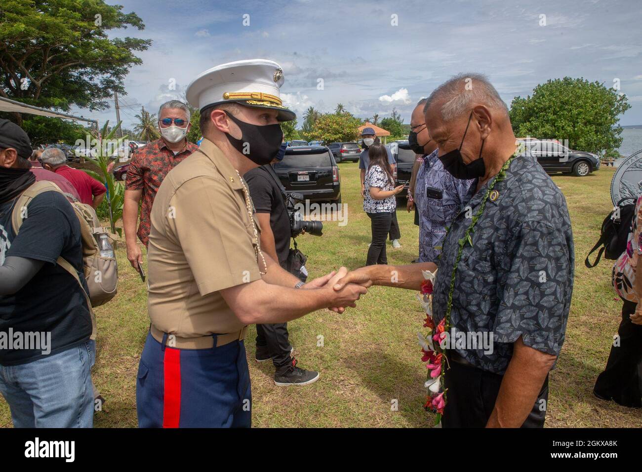 Il Major Coulter Bahlau, l'ufficiale delle operazioni di Camp Blaz della base del corpo Marino (MCB), saluta un sopravvissuto della seconda guerra mondiale durante un servizio commemorativo presso l'Asan Memorial Beach Park di Asan, Guam, 16 luglio 2021. Il memoriale si trova nel sito dello sbarco anfibio di Marines per ricongiungere l'isola di Guam il 21 giugno 1944. Il servizio commemorativo è stato tra i molti tenuti in tutta l'isola per commemorare la liberazione di Guam durante la seconda guerra mondiale nel 1944. Foto Stock