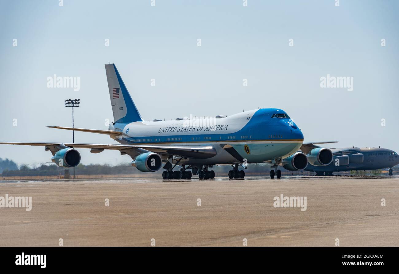Foto dell'aereo blu Air Force One che tassava all'aeroporto di Mather con il presidente. Il presidente Biden ha ricevuto un aggiornamento sul respo del fuoco selvatico dello Stato Foto Stock