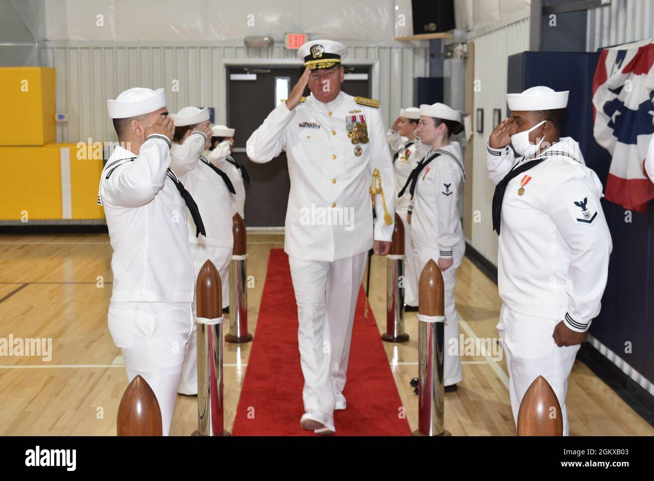 SARATOGA SPRINGS, New York - ADM posteriore. Charles Rock, comandante della Marina Mid-Atlantic Region, ha presieduto il CMdR. Raymond Gamicchia ha sollevato il CMdR. Phillip Boice come comandante, attività di supporto navale Saratoga Springs in una cerimonia presso la casa di campo dell'impianto il 16 luglio. Foto Stock