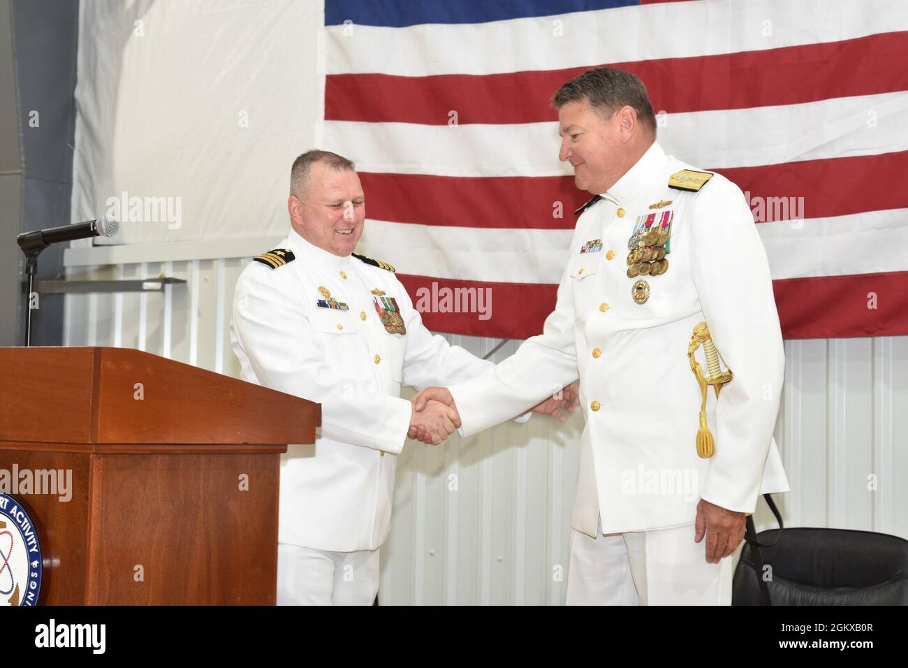 SARATOGA SPRINGS, New York - ADM posteriore. Charles Rock, comandante della Marina Mid-Atlantic Region, ha presieduto il CMdR. Raymond Gamicchia ha sollevato il CMdR. Phillip Boice come comandante, attività di supporto navale Saratoga Springs in una cerimonia presso la casa di campo dell'impianto il 16 luglio. Foto Stock