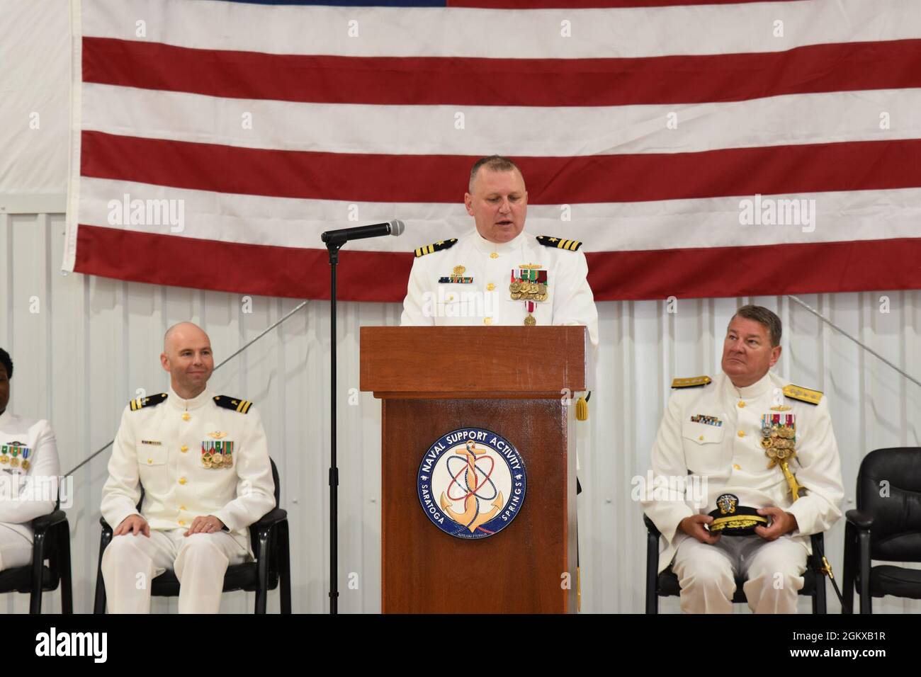 SARATOGA SPRINGS, New York - ADM posteriore. Charles Rock, comandante della Marina Mid-Atlantic Region, ha presieduto il CMdR. Raymond Gamicchia ha sollevato il CMdR. Phillip Boice come comandante, attività di supporto navale Saratoga Springs in una cerimonia presso la casa di campo dell'impianto il 16 luglio. Foto Stock