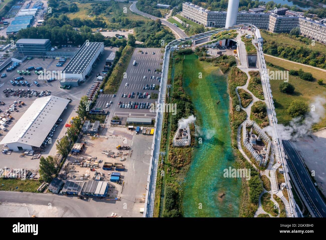 Centrale elettrica Waste-to-Energy di Copenaghen con area sciistica sul tetto Foto Stock