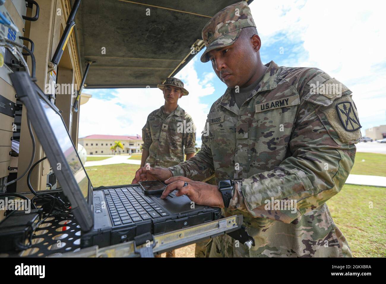 Esercito degli Stati Uniti Sgt. Jonathan Edwards e SPC. Michael Havellana dal 307th Expeditionary Signal Battaglione, 516th Signal Brigade out of Fort Shafter, Hawaii, lavorano insieme per stabilire il supporto di comunicazione satellitare per Exercise Forager 21 presso la Guam National Guard Headquarters il 17 luglio 2021. Forager 21 è un'esercitazione del Pacifico dell'esercito degli Stati Uniti progettata per mostrare la prontezza della missione e utilizzare le capacità multi-dominio in un ambiente congiunto nel teatro del Pacifico. Foto Stock