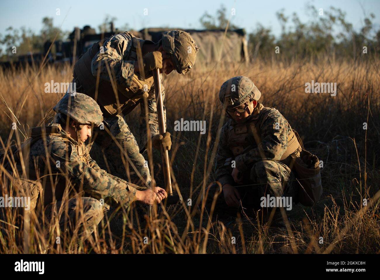 Marines degli Stati Uniti con batteria di golf, battaglione 2d, 11 Marines, attualmente attaccato alla 31 unità di esposizione marina, luogo la rete di camouflage durante l'esercitazione Talisman Saber 21 sull'area di addestramento di Shoalwater Bay, Queensland, Australia, 17 luglio 2021. Le forze australiane e statunitensi si combinano biennemente per Talisman Sabre, un'esercitazione multidominio di un mese che rafforza le capacità alleate e dei partner per rispondere a tutta la gamma di problemi di sicurezza Indo-Pacific. Foto Stock