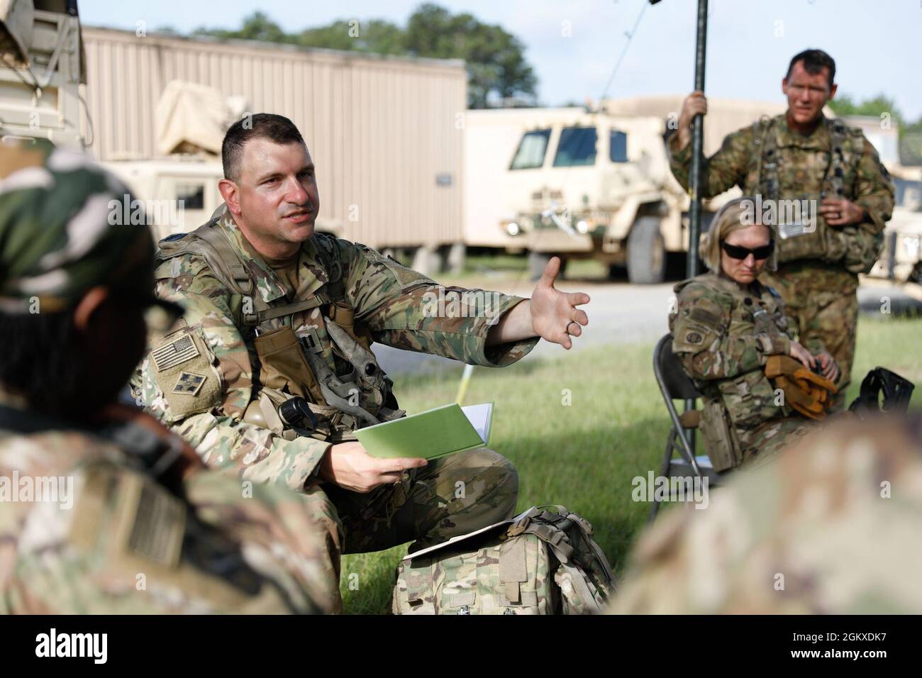 Il Capitano Brandon Jendrejas, cappellano delle brigate, parla con i soldati della Guardia Nazionale dell'Armata dell'Arkansas assegnati alla 39a squadra di combattimento delle brigate di fanteria durante un servizio religioso protestante di domenica mattina al Centro di addestramento congiunto di preparazione, Fort Polk, la. 18 luglio 2021. Foto Stock