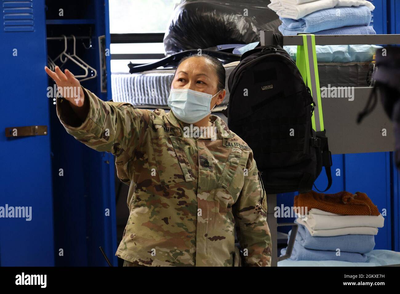 California state Guard staff Sgt. Houa Vue, sergente di platoon presso la Sunburst Youth Challenge Academy, presenta le candidature alla ventottesima classe dell'accademia, il 18 luglio 2021, presso la Joint Forces Training base di Los Alamitos, California. Per i prossimi cinque mesi, i candidati vivranno e andranno a scuola sulla base. Sunburst è uno dei tre programmi di sfida della gioventù della Guardia Nazionale facilitati dal Dipartimento militare della California ed il suo obiettivo è di recuperare la vita degli adolescenti a rischio. Foto Stock