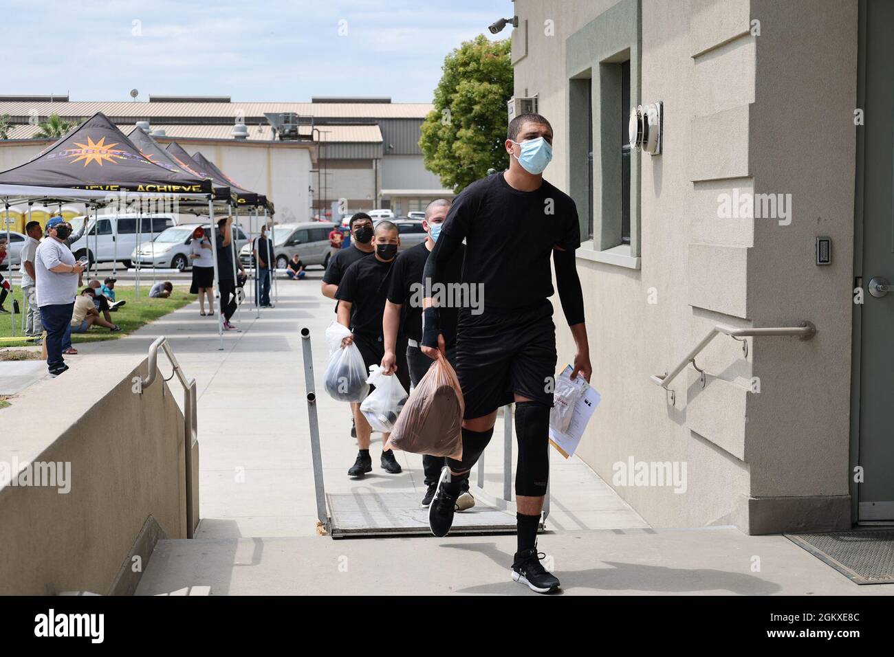 I candidati alla classe 28 della Sunburst Youth Challenge Academy arrivano il giorno del prelievo, 18 luglio 2021, alla Joint Forces Training base, Los Alamitos, California. Per i prossimi cinque mesi, i candidati vivranno e andranno a scuola sulla base. Sunburst è uno dei tre programmi di sfida della gioventù della Guardia Nazionale facilitati dal Dipartimento militare della California ed il suo obiettivo è di recuperare la vita degli adolescenti a rischio. Foto Stock