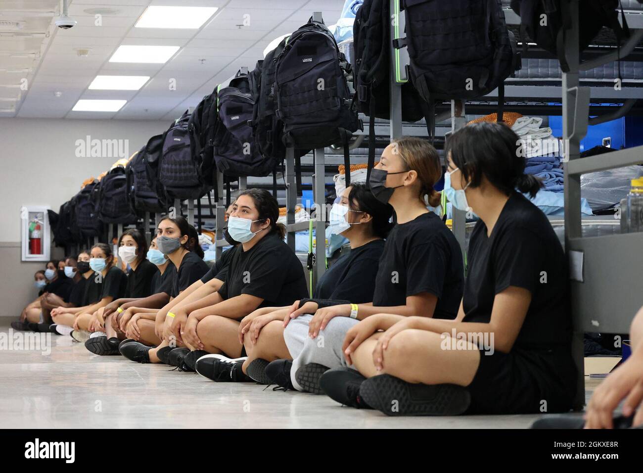 I candidati al piatto di classe 28 Firehawks della Sunburst Youth Challenge Academy sono stati informati da cadre, 18 luglio 2021, presso la Joint Forces Training base, Los Alamitos, California. Per i prossimi cinque mesi, i candidati vivranno e andranno a scuola sulla base. Sunburst è uno dei tre programmi di sfida della gioventù della Guardia Nazionale facilitati dal Dipartimento militare della California ed il suo obiettivo è di recuperare la vita degli adolescenti a rischio. Foto Stock