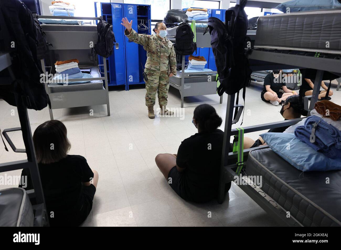 California state Guard staff Sgt. Houa Vue, sergente di platoon presso la Sunburst Youth Challenge Academy, presenta le candidature alla ventottesima classe dell'accademia, il 18 luglio 2021, presso la Joint Forces Training base di Los Alamitos, California. Per i prossimi cinque mesi, i candidati vivranno e andranno a scuola sulla base. Sunburst è uno dei tre programmi di sfida della gioventù della Guardia Nazionale facilitati dal Dipartimento militare della California ed il suo obiettivo è di recuperare la vita degli adolescenti a rischio. Foto Stock