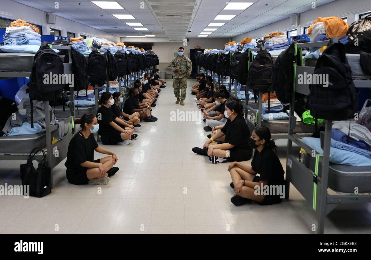 SPC dell'esercito degli Stati Uniti. Leonardo Miguel, membro del gruppo presso la Sunburst Youth Challenge Academy, presenta le candidature alla ventottesima classe accademica, il 18 luglio 2021, presso la Joint Forces Training base di Los Alamitos, California. Per i prossimi cinque mesi, i candidati vivranno e andranno a scuola sulla base. Sunburst è uno dei tre programmi di sfida della gioventù della Guardia Nazionale facilitati dal Dipartimento militare della California ed il suo obiettivo è di recuperare la vita degli adolescenti a rischio. Foto Stock