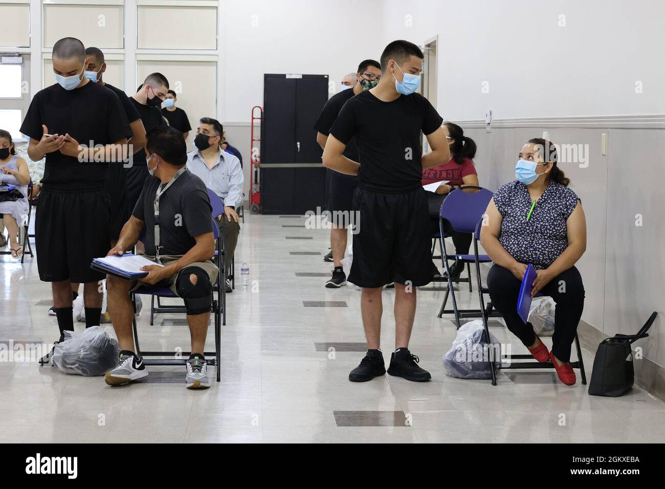 I candidati al plotone Class 28 Bruins della Sunburst Youth Challenge Academy completano il processo di assunzione con un genitore, 18 luglio 2021, presso la Joint Forces Training base di Los Alamitos, California. Per i prossimi cinque mesi, i candidati vivranno e andranno a scuola sulla base. Sunburst è uno dei tre programmi di sfida della gioventù della Guardia Nazionale facilitati dal Dipartimento militare della California ed il suo obiettivo è di recuperare la vita degli adolescenti a rischio. Foto Stock