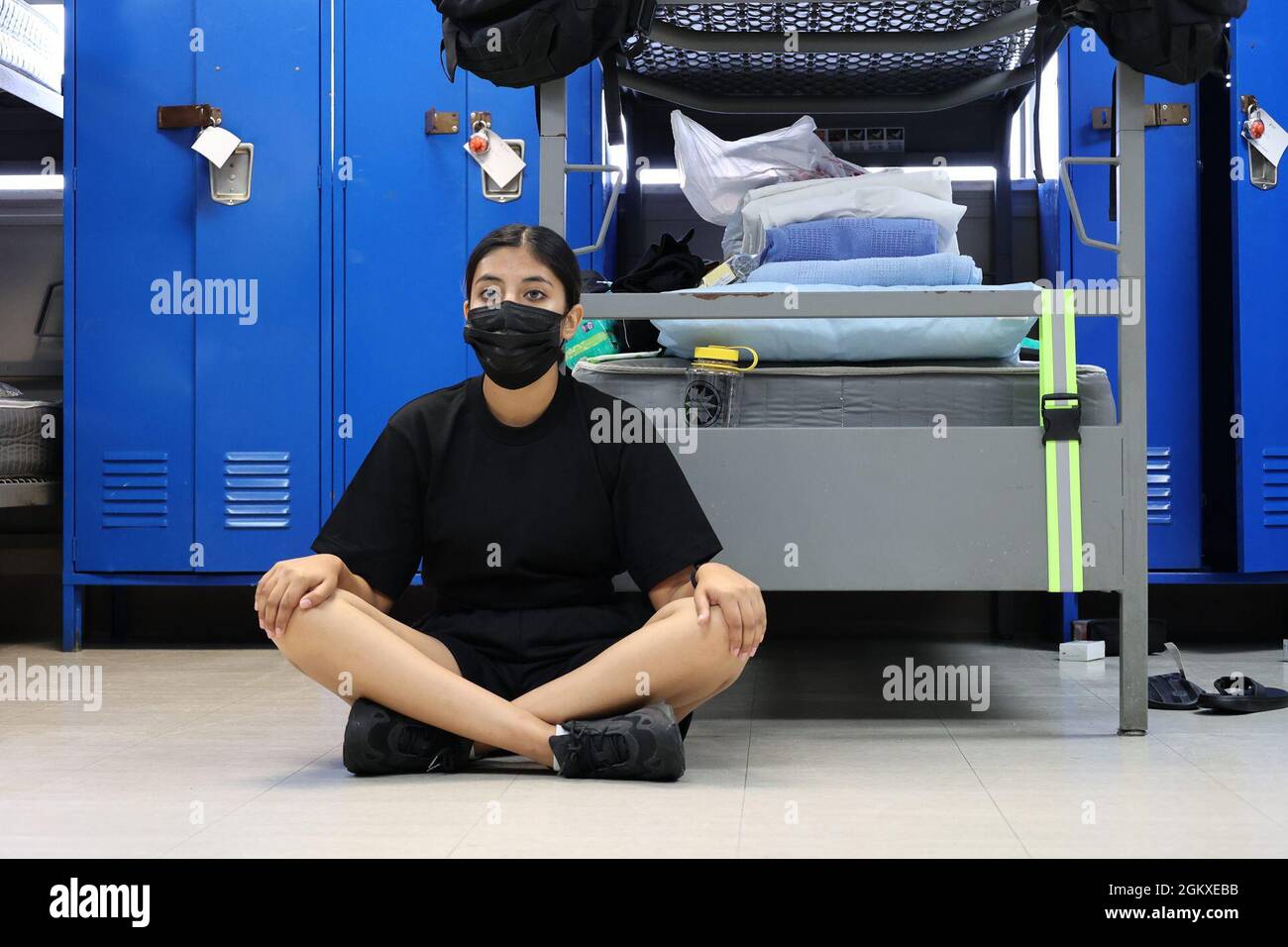 Sunburst Youth Challenge Academy Classe 28 il candidato Amalia Rodriguez attende tra le riunioni di gruppo nel dormitorio femminile durante la giornata di assunzione, 18 luglio 2021, presso la Joint Forces Training base, Los Alamitos, California. Per i prossimi cinque mesi, i candidati vivranno e andranno a scuola sulla base. Sunburst è uno dei tre programmi di sfida della gioventù della Guardia Nazionale facilitati dal Dipartimento militare della California ed il suo obiettivo è di recuperare la vita degli adolescenti a rischio. Foto Stock