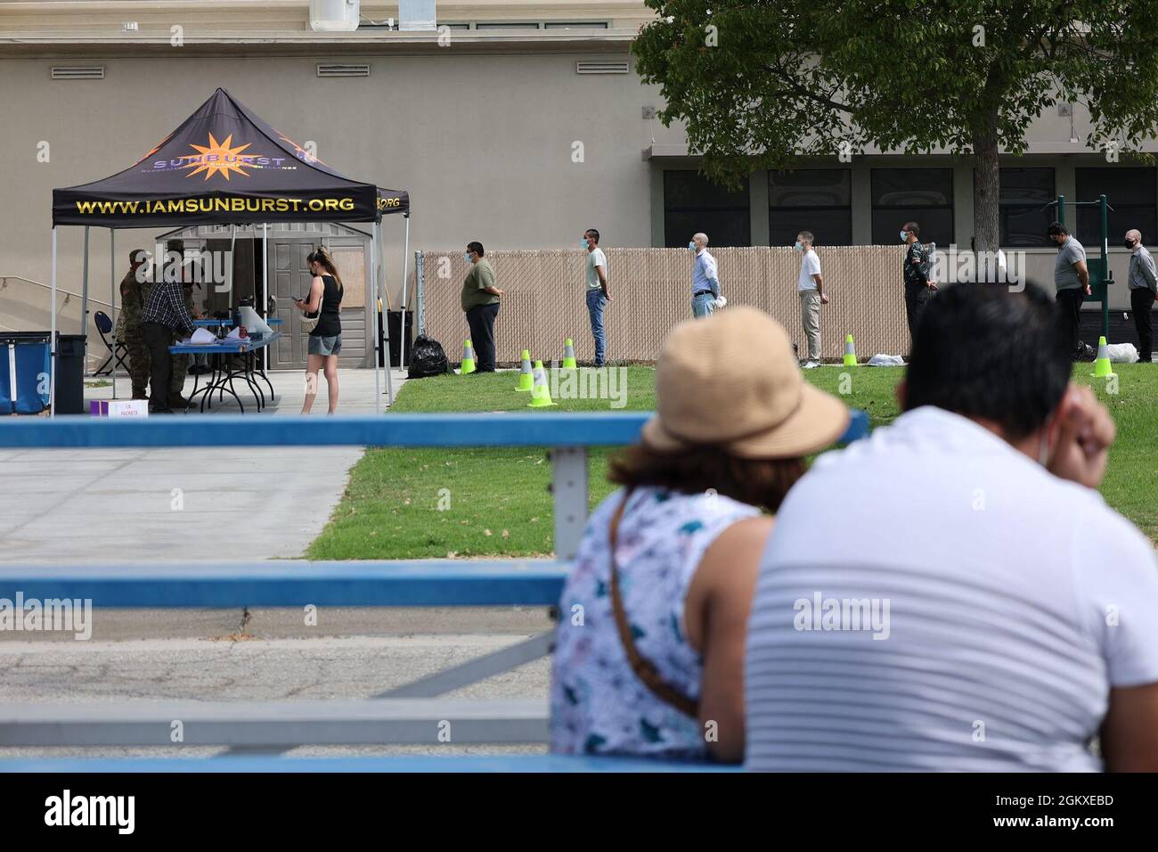 I candidati al plotone di Chargers di classe 28 della Sunburst Youth Challenge Academy arrivano e si fanno check-in il giorno del prelievo e i membri della famiglia guardano, il 18 luglio 2021, alla Joint Forces Training base, Los Alamitos, California. Per i prossimi cinque mesi, i candidati vivranno e andranno a scuola sulla base. Sunburst è uno dei tre programmi di sfida della gioventù della Guardia Nazionale facilitati dal Dipartimento militare della California ed il suo obiettivo è di recuperare la vita degli adolescenti a rischio. Foto Stock