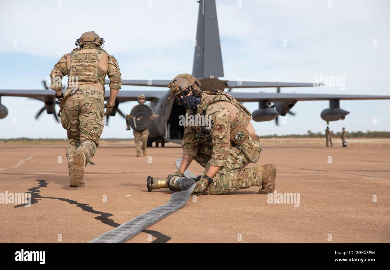 Gli specialisti del punto di rifornimento dell'area dell'aeronautica degli Stati Uniti con il diciottesimo Squadrone di preparazione della logistica partecipano ad un'esercitazione di addestramento di FARP durante l'esercitazione Talisman Sabre 21, alla base di aeronautica australiana reale Tindal, Australia, 18 luglio 2021. Le operazioni FARP con il MC-130J Air Commando II consentono agli aerei da combattimento e ai veicoli a terra di rifornire rapidamente e riattivarsi contemporaneamente. FARP supporta forze di attacco profonde o operazioni speciali quando la distanza coperta supera la normale gamma di aeromobili. Foto Stock