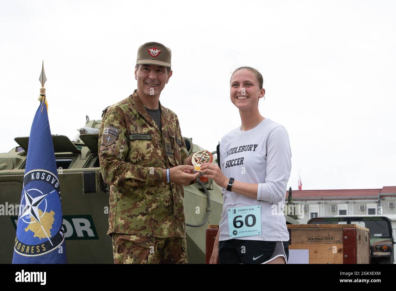 Il comandante della forza del Kosovo, il Gen. Franco Federici, offre la  terza medaglia femminile ad un destinatario dell'esercito degli Stati Uniti  dopo la corsa di 5 chilometri di carità tenuta a