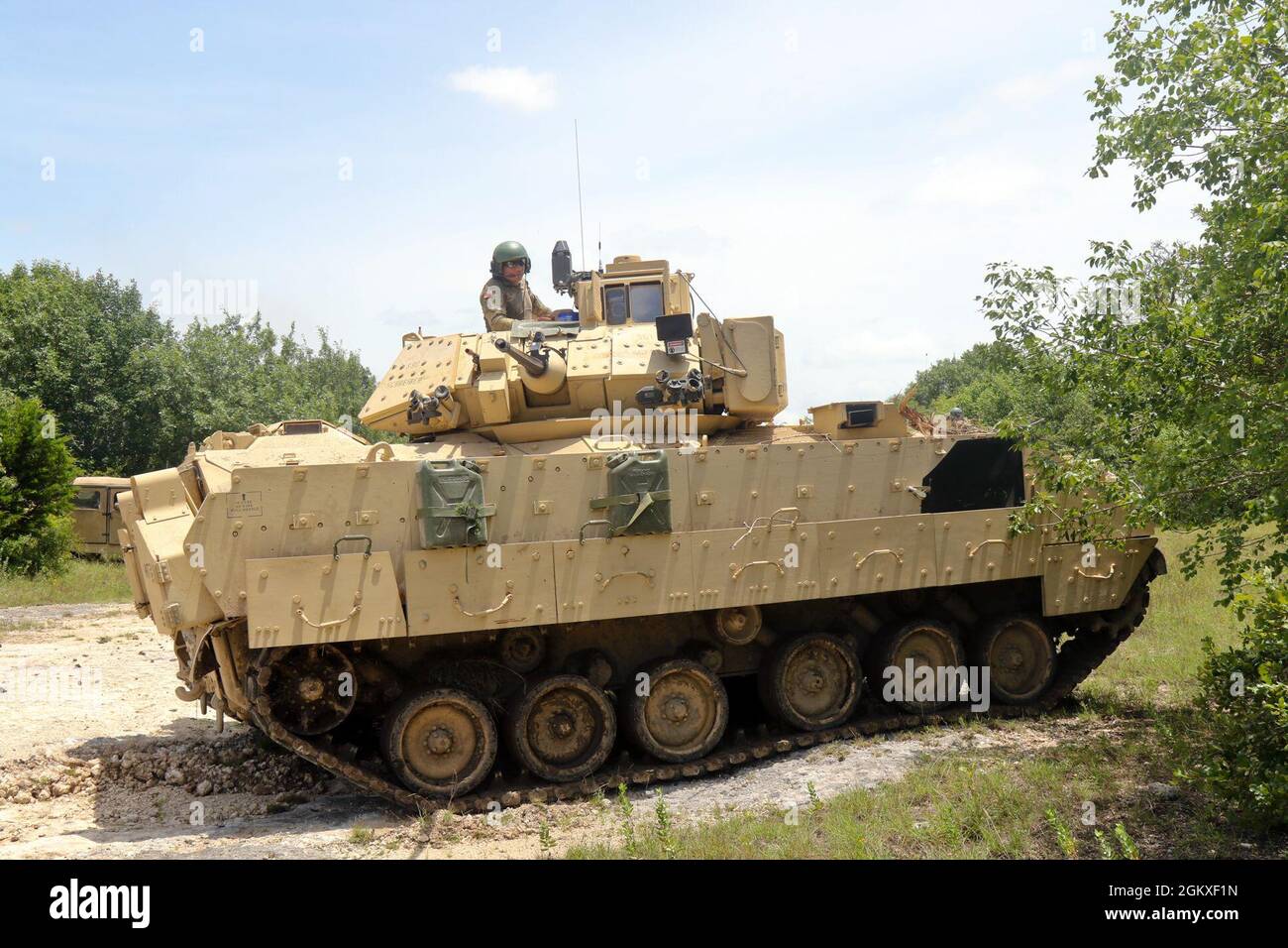 FORT HOOD, Texas -- un M2A2 Bradley assegnato alla F truppa della Guardia Nazionale del Tennessee, 2nd Squadron, 278th Armored Cavallry Regiment, assicura la sicurezza posteriore durante un movimento-a-contatto di platoon alla capacità esportabile di addestramento di combattimento (XCTC) 21-03 a Fort Hood, Texas, il 18 luglio 2021. Foto Stock