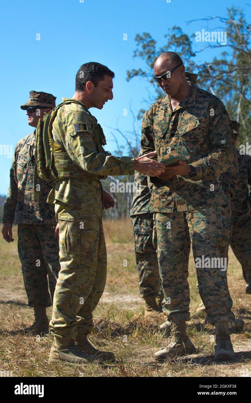 Roe Lemons (destra) regali Australian Defense Force Major General Justin “Jake” Ellwood (sinistra) una targa 19 luglio 2021, durante l'esercizio Talisman Saber 2021 presso Shoalwater Bay Training Area, Queensland, Australia. TS21 supporta la strategia di difesa nazionale degli Stati Uniti migliorando la nostra capacità di proteggere la patria e fornire forze credibili da combattimento per affrontare l'intera gamma di potenziali preoccupazioni di sicurezza nell'Indo-Pacifico. Foto Stock