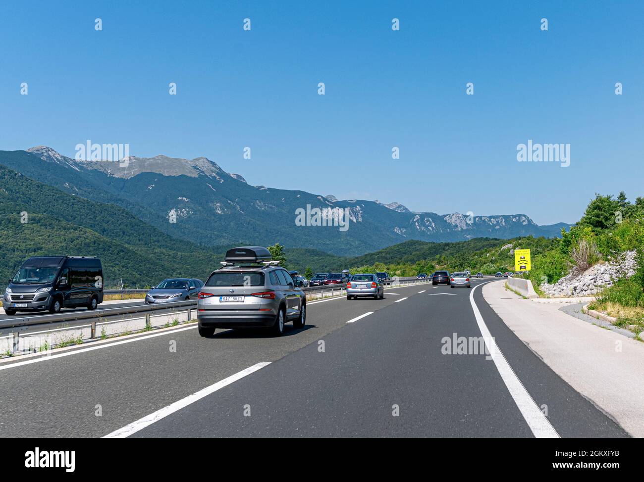 Una Skoda Kodiaq con un portapacchi e altre auto guidare lungo l'autostrada a Plitvice, Croazia. Foto Stock