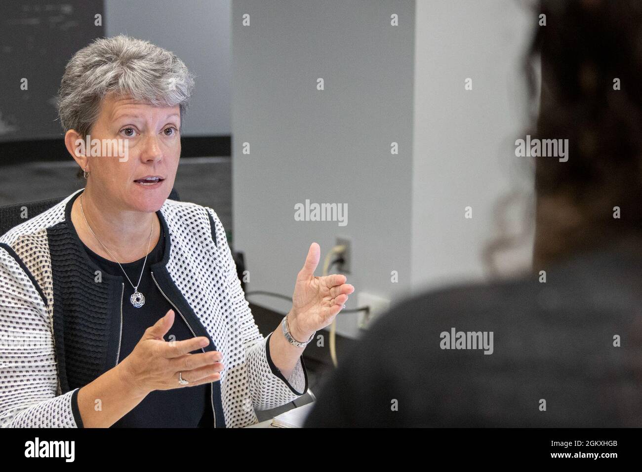 Kim Hood, capo della divisione operazioni e supervisione del comando di gestione finanziaria dell'esercito degli Stati Uniti, parla con Jennifer Lashbrook, contabile dei sistemi USAFMCOM, durante il closeout del mock anno fiscale dell'esercito al Major Gen. Emmett J. Bean Federal Center luglio 19. Mock yearend è un esercizio progettato per preparare USAFMCOM e i suoi partner per la chiusura dell'anno fiscale e la preparazione del rendiconto finanziario all'inizio di ottobre. Foto Stock