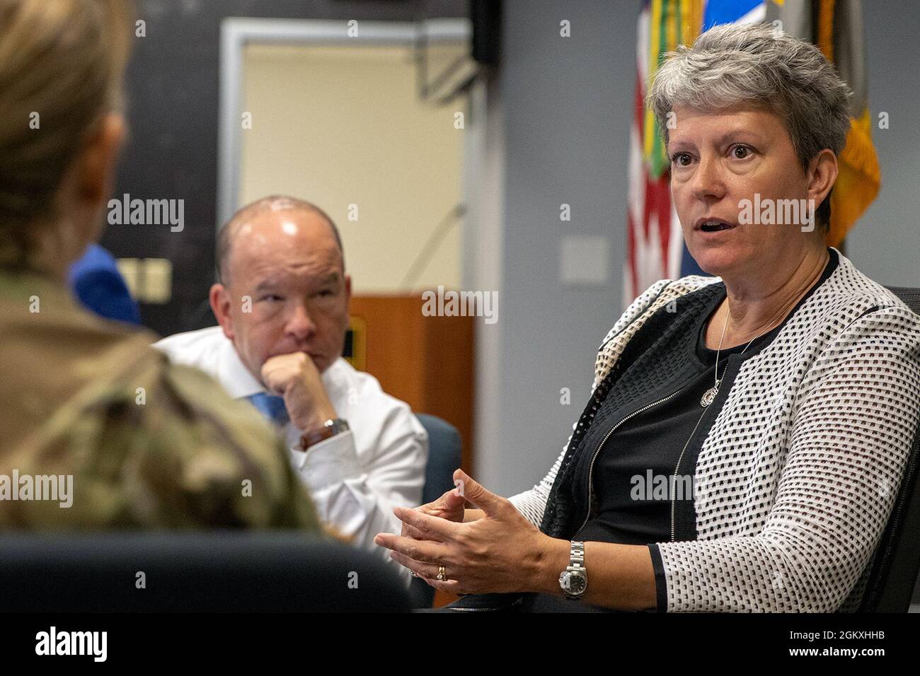 Kim Hood, il capo della divisione di controllo e operazioni del comando di gestione finanziaria dell'esercito degli Stati Uniti, spiega che cosa il suo team sta facendo al col. Paige M. Jennings, comandante USAFMCOM, E Barry W. Hoffman, vice USAFMCOM al comandante, durante la simulazione del closaggio fiscale dell'esercito al Major Gen. Emmett J. Bean Federal Center luglio 19. Mock yearend è un esercizio progettato per preparare USAFMCOM e i suoi partner per la chiusura dell'anno fiscale e la preparazione del rendiconto finanziario all'inizio di ottobre. Foto Stock