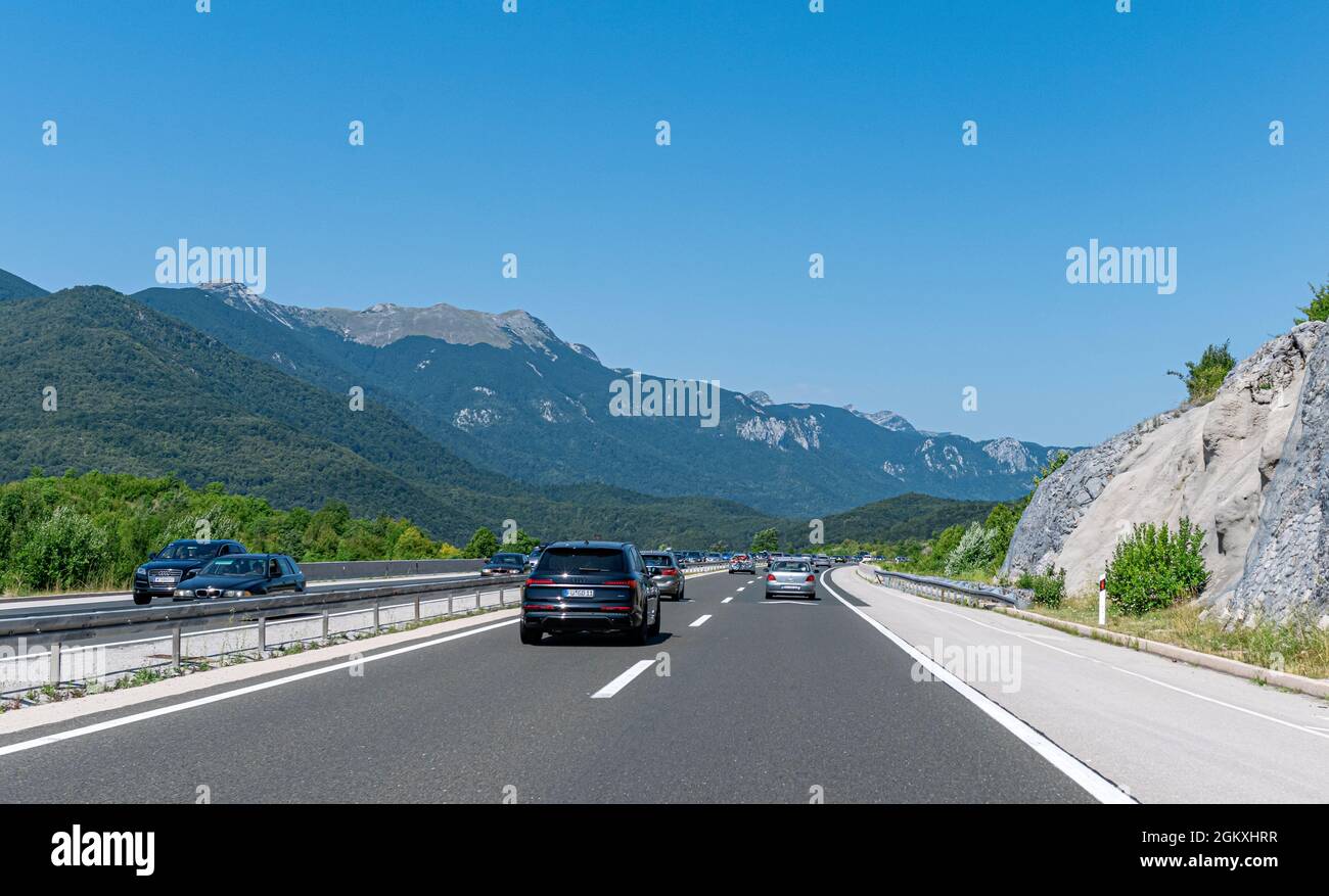 Una Audi Q7 nera e altre auto guidano lungo l'autostrada a Plitvice, Croazia. Foto Stock