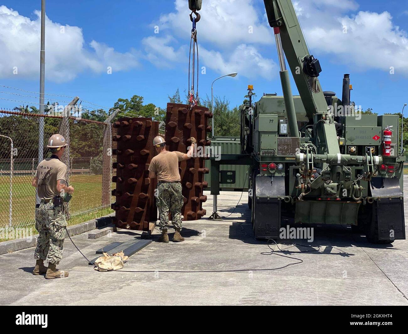 210719-N-PG340-1001 OKINAWA, Giappone (19 luglio 2021) meccanica di costruzione 2a classe Clayton Westbrook (a sinistra) e meccanica di costruzione 3a classe Vincent Crosby, entrambi assegnati a Naval Mobile Construction Battaglione (NMCB) 5, assemblare un rullo di piede di pecora per il trasporto nel magazzino in preparazione per le condizioni di pronto ciclone tropicale. Gli Stati Uniti Navy Seabees con NMCB-5 sono schierati, sostenendo un indoPacifico libero e aperto, rafforzando la nostra rete di alleati e partner e fornendo ingegneria generale e supporto civile alle forze operative congiunte. Homeported da Port Hueneme, CA Foto Stock