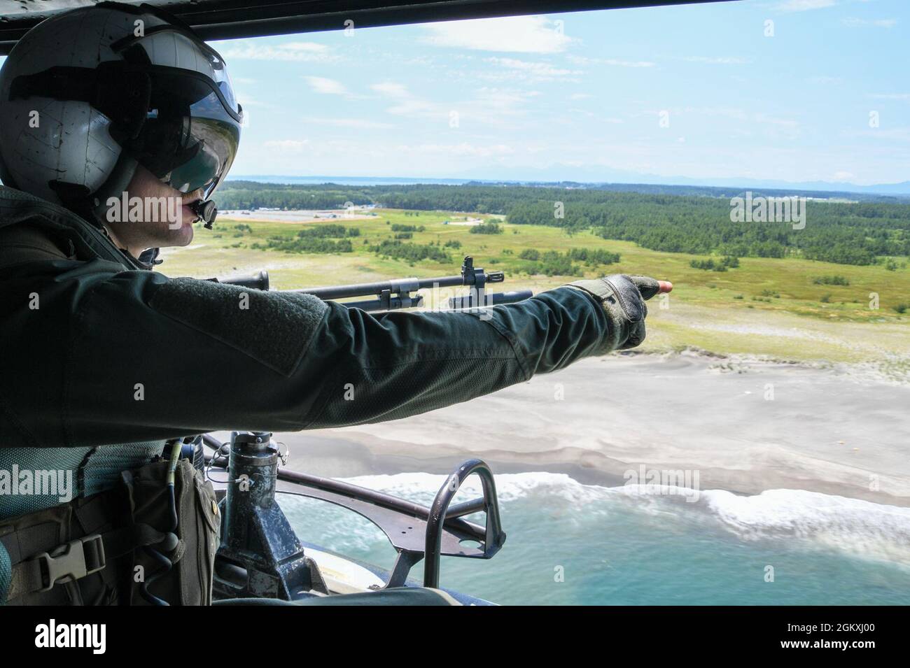 210720-N-GR586-1423 MISAWA, Giappone (20 luglio 2021) – Lance CPL. Austin Mitchell, assegnato ai "Vipers" del Marine Light Attack Helicopter Squadron (HMLA) 169, identifica un bersaglio in una UH-1Y Venom durante l'addestramento specifico di consegna delle armi a Misawa. HMLA-169 è presso la sede Naval Air di Misawa per condurre esercizi di addestramento con rotore inclinabile/ala rotante (TR-RW) e ridurre l'impatto dell'attività di addestramento su Okinawa. Foto Stock