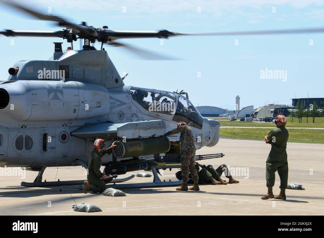210720-N-GR586-1146 MISAWA, Giappone (20 luglio 2021) – Marines, assegnato ai "Vipers" di Marine Light Attack Helicopter Squadron (HMLA) 169, prepara una UH-1Y Venom per l'addestramento specifico di consegna di armi presso Naval Air Facility (NAF) Misawa. HMLA-169 è al NAF Misawa per condurre gli esercizi di addestramento del rotore di inclinazione/ala rotante (TR-RW) e ridurre l'impatto dell'attività di addestramento su Okinawa. Foto Stock