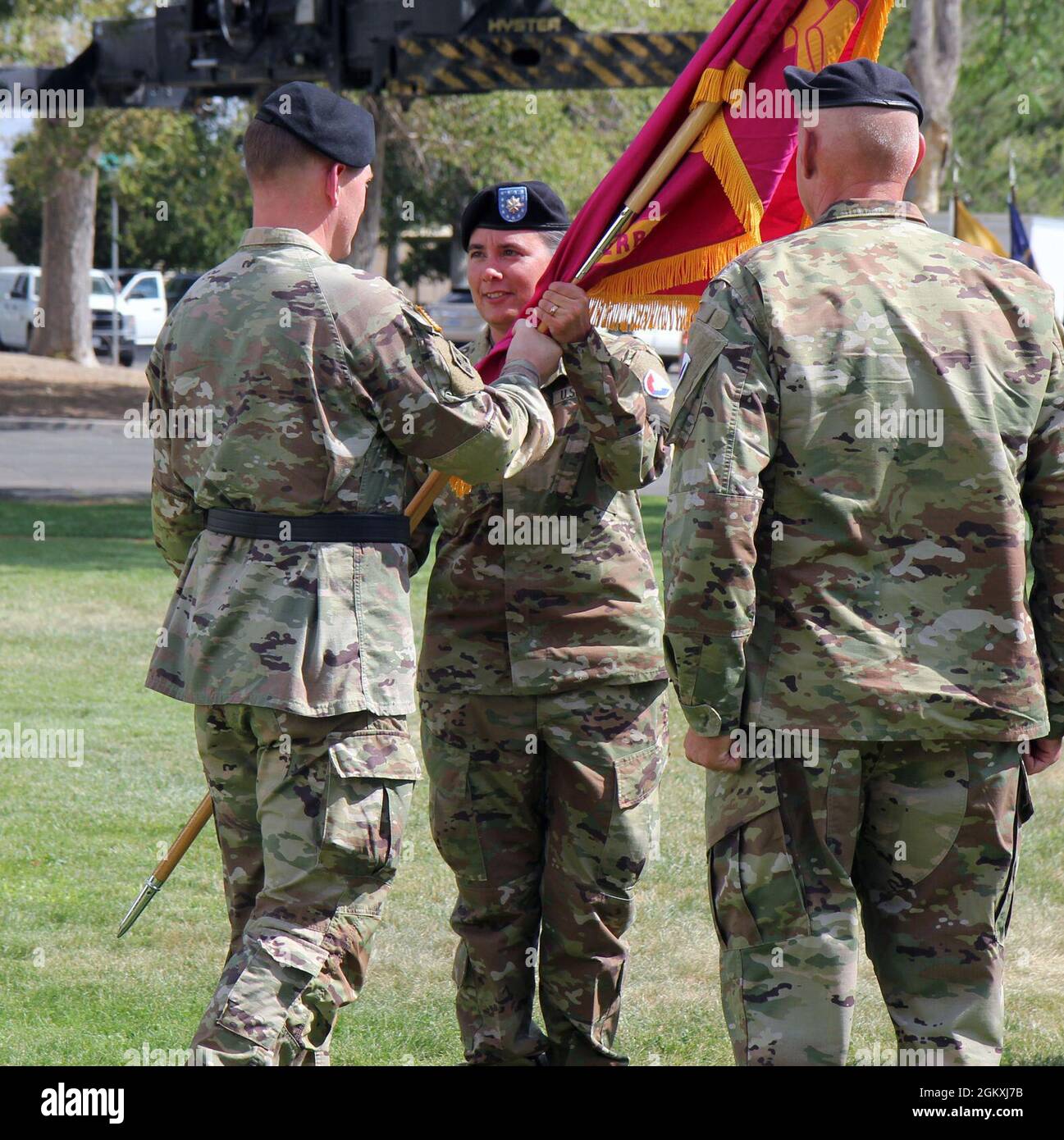 Amy Cory (centro), comandante in deposito della Sierra Army, riceve la guida del comando Tank-Automotive and Armarments (TACOM) dell'esercito degli Stati Uniti dal Gen. Darren L. Werner, comandante generale dell'esercito degli Stati Uniti TACOM, durante la cerimonia di cambio di comando del deposito, martedì 20 luglio 2021. Cory è il 43° ufficiale -- e la prima femmina -- a comandare il deposito nella sua storia di 79 anni, che risale al 1942. Sierra Army Depot si trova a Herlong, California, a circa 60 km a nord di Reno, Nevada. Il deposito fornisce soluzioni di supporto a lungo termine per il ciclo di vita per il settore automotive-cisterna e arma dell'esercito degli Stati Uniti Foto Stock Amy Cory (centro), comandante in deposito della Sierra Army, riceve la guida del comando Tank-Automotive and Armarments (TACOM) dell'esercito degli Stati Uniti dal Gen. Darren L. Werner, comandante generale dell'esercito degli Stati Uniti TACOM, durante la cerimonia di cambio di comando del deposito, martedì 20 luglio 2021. Cory è il 43° ufficiale -- e la prima femmina -- a comandare il deposito nella sua storia di 79 anni, che risale al 1942. Sierra Army Depot si trova a Herlong, California, a circa 60 km a nord di Reno, Nevada. Il deposito fornisce soluzioni di supporto a lungo termine per il ciclo di vita per il settore automotive-cisterna e arma dell'esercito degli Stati Uniti Foto Stock