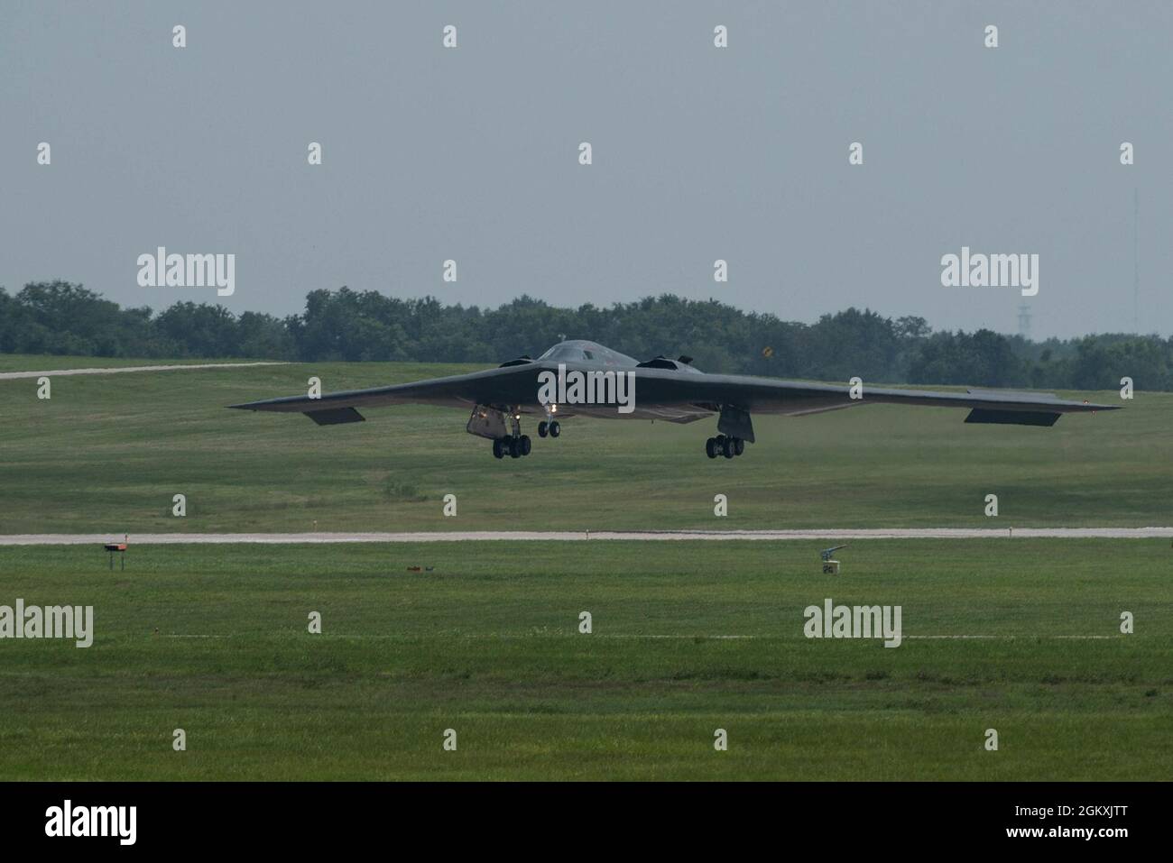 Il B-2 Spirit, noto come The Spirit of Washington, atterra alla base dell'aeronautica militare Whiteman, Missouri, il 20 luglio 2021. Lo Spirit of Washington era appena tornato da Palmdale, California, dove ha ricevuto la manutenzione ordinaria e gli aggiornamenti software da Northrop Grumman. Foto Stock