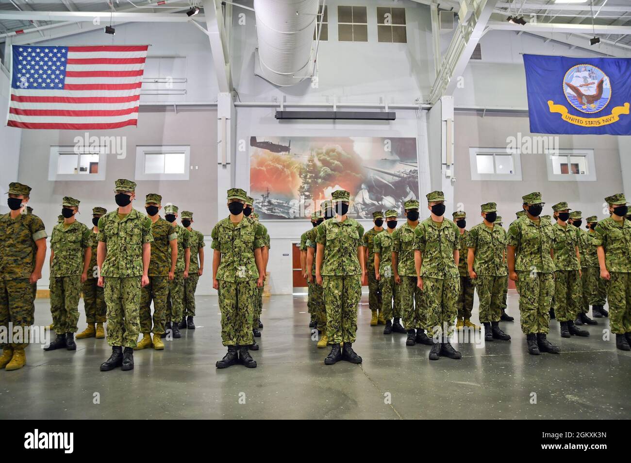 GREAT LAKES, Ill. (20 luglio 2021) – Naval Reserve Officers Training Corps (NROTC) New Student Innoctrination (NSI) i candidati del midshipman si levano in attenzione durante una gara di perforazione all'interno della Midway Ceremonial Hall al Recruit Training Command (RTC), luglio 20. Al termine dell'NSI, i candidati inizieranno il loro anno di novità del programma NROTC presso le università e le università a livello nazionale in autunno. NSI è un programma di indottrinamento di tre settimane ospitato presso la RTC, che fornisce ai midshipmen un orientamento di addestramento militare comune. NSI fornisce un addestramento di base in cinque fondamenti di combattimento - il fuoco Foto Stock