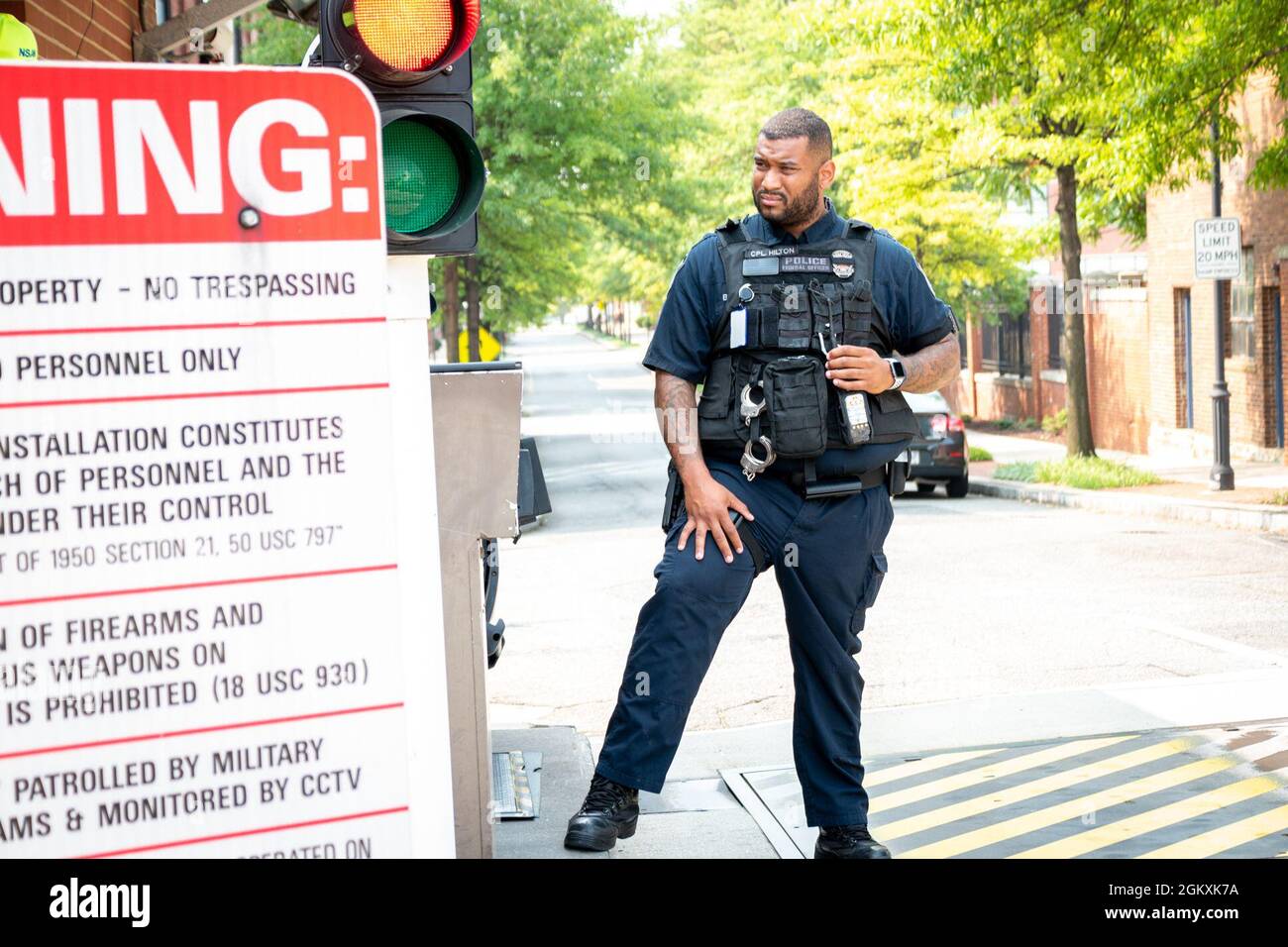 WASHINGTON, DC (20 luglio 2021) – Un agente di polizia federale di Washington per l'attività di supporto navale risponde a un'attività di protesta simulata durante un'esercitazione antiterrorismo a bordo di Washington Navy Yard. Foto Stock