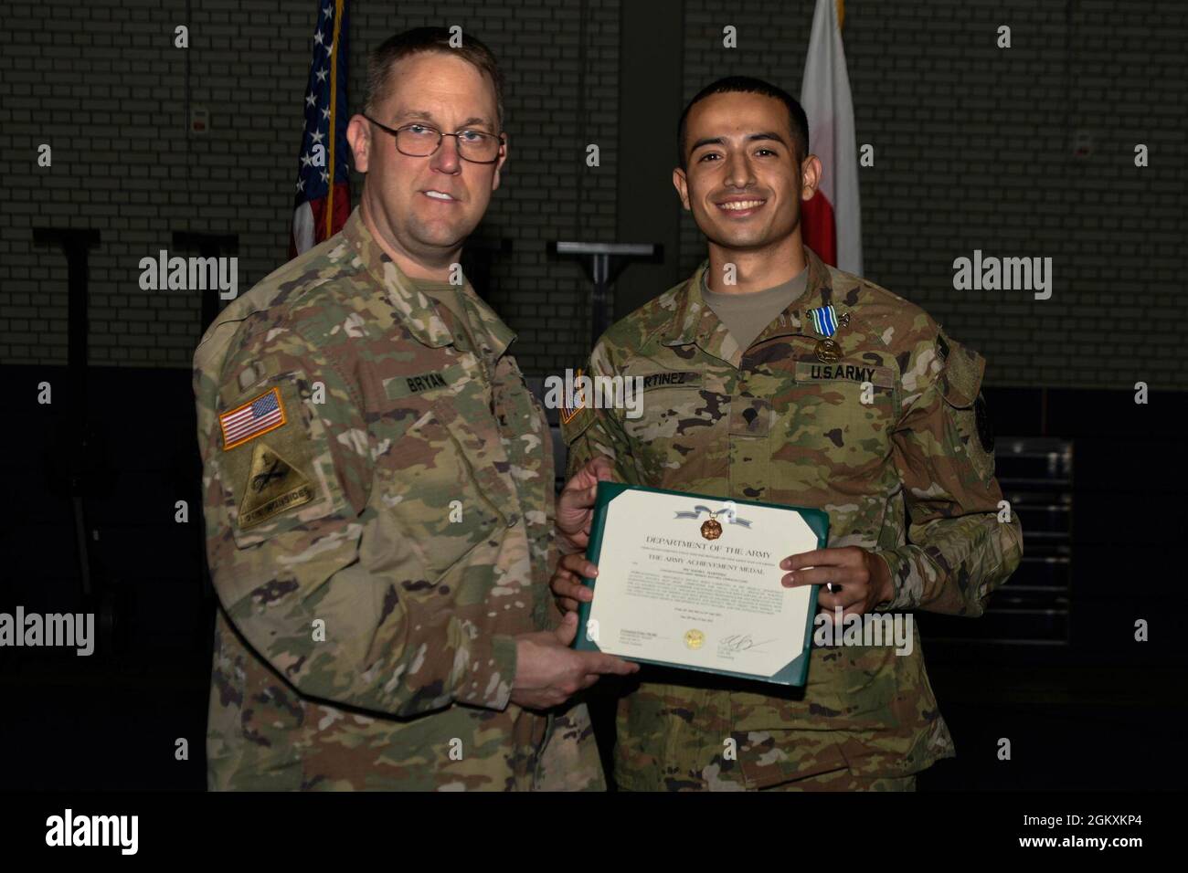 SPC dell'esercito degli Stati Uniti. David Martinez assegnato al Dipartimento di Medicina attività (MEDDAC) Baviera, riceve una Medaglia Army Achievement per aver vinto il MEDDAC Bavaria Best Warrior Competition alla Memorial Gym, Vilseck, Germania, 20 luglio 2021. Foto Stock