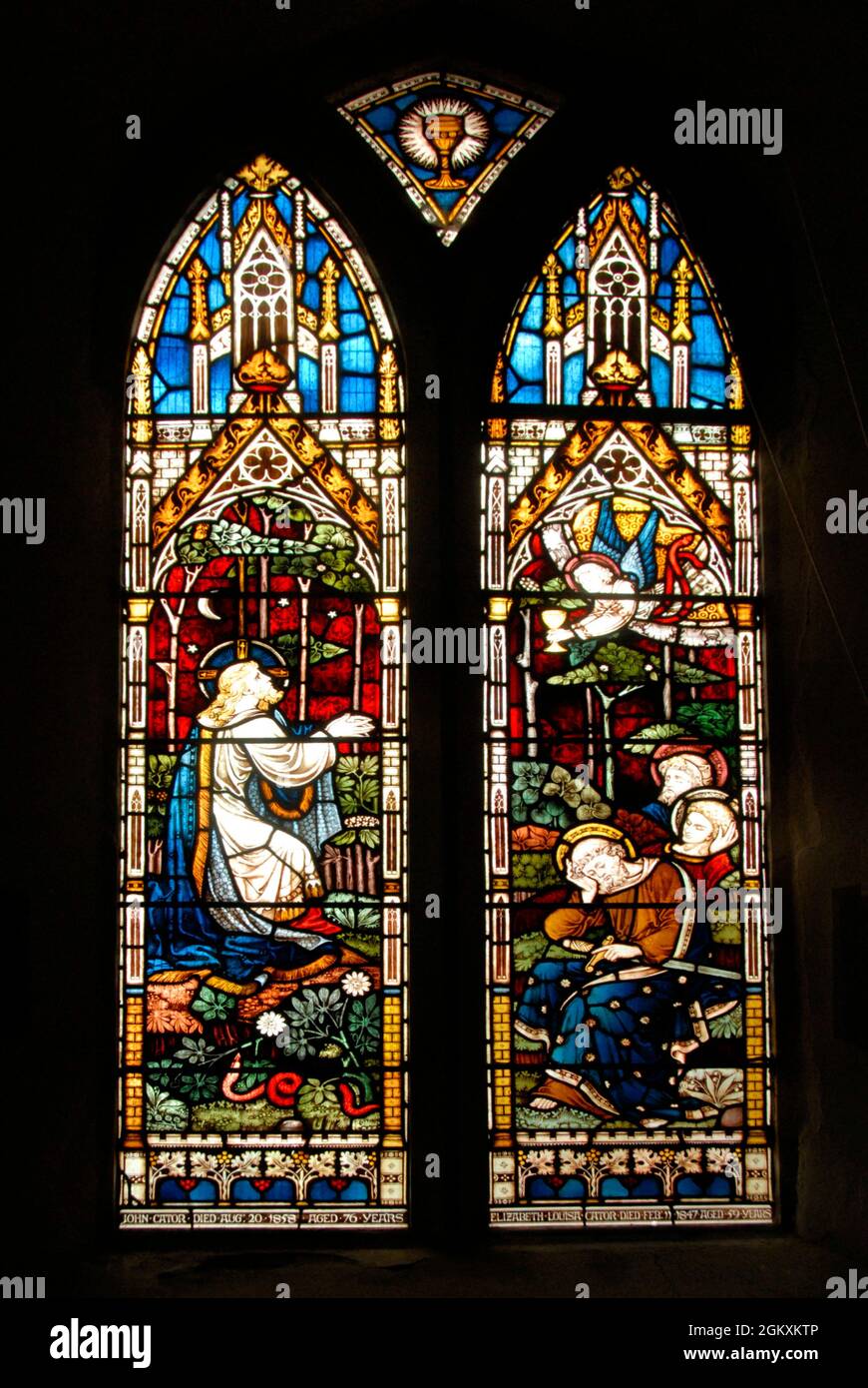 Bella vetrata in memoria della famiglia Cator, la chiesa di St Fabian e St Sebastian, Woodbastwick, Norfolk, Inghilterra Foto Stock
