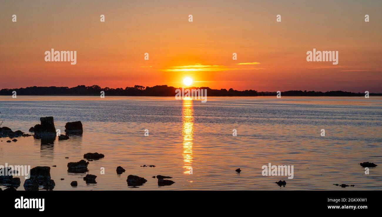 Il sole tramonta su una serata di vongole a Lough Ree in Irlanda Foto Stock