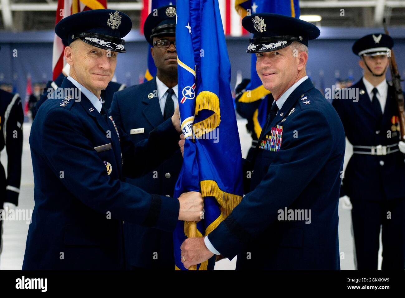 Il generale Joel D. Jackson, a destra, assume il comando del Distretto dell'Aeronautica militare di Washington dal Vice Capo di Stato maggiore dell'Aeronautica Generale David Allvin durante la cerimonia di cambio di comando dell'AFDW alla Joint base Andrews, MD., 20 luglio 2021. Allvin presiedette la cerimonia in cui il Maj. Gen. Ricky N. Rupp abbandonò il comando. Foto Stock