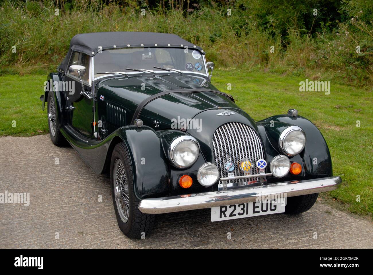 Black Soft-top Morgan sport auto parcheggiata su cemento nel parcheggio, Horsey, Norfolk, Inghilterra Foto Stock