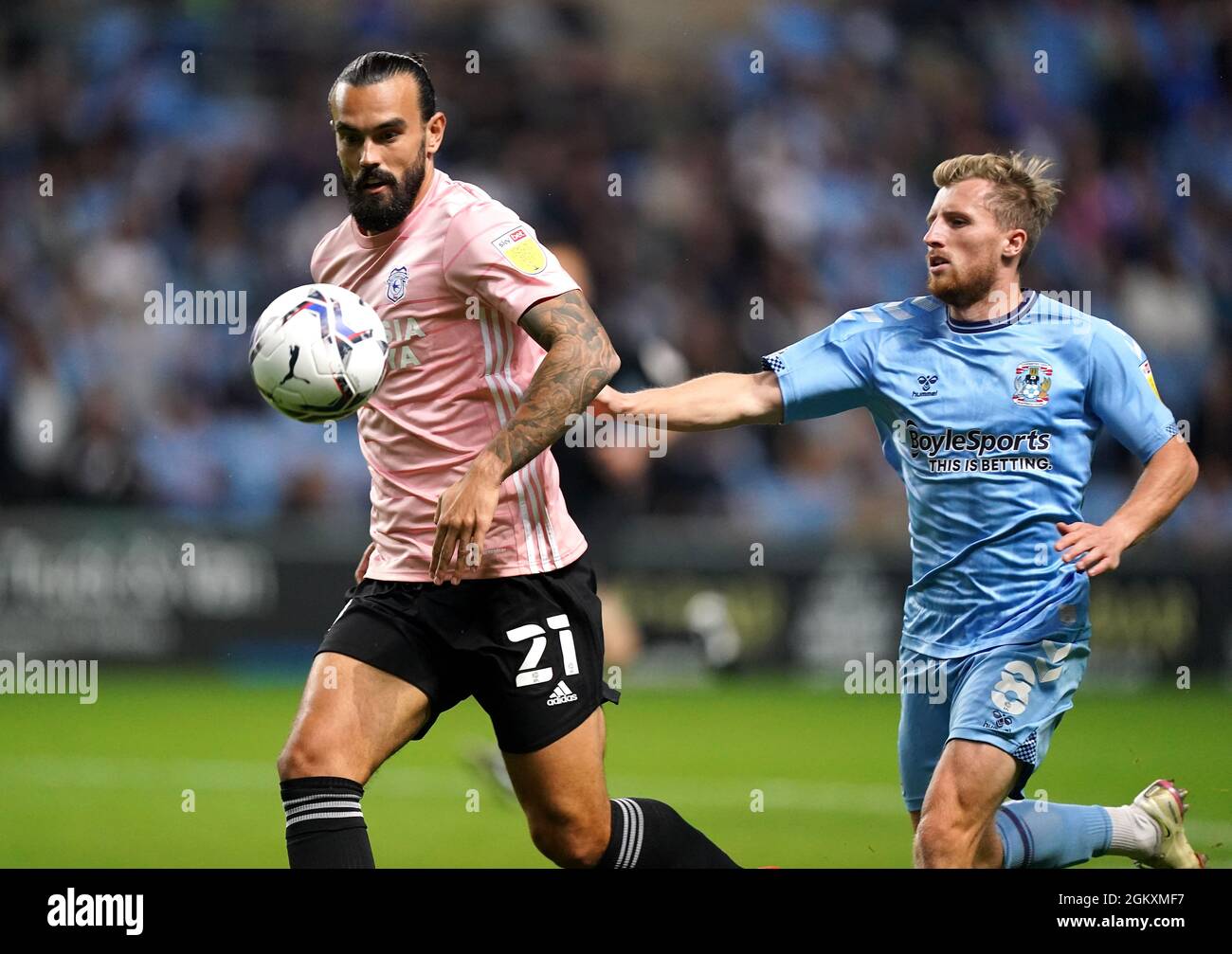 Il pacchetto Marlon di Cardiff City (a sinistra) e Jamie Allen di Coventry City combattono per la palla durante la partita del campionato Sky Bet alla Coventry Building Society Arena di Coventry. Data foto: Mercoledì 15 settembre 2021. Foto Stock