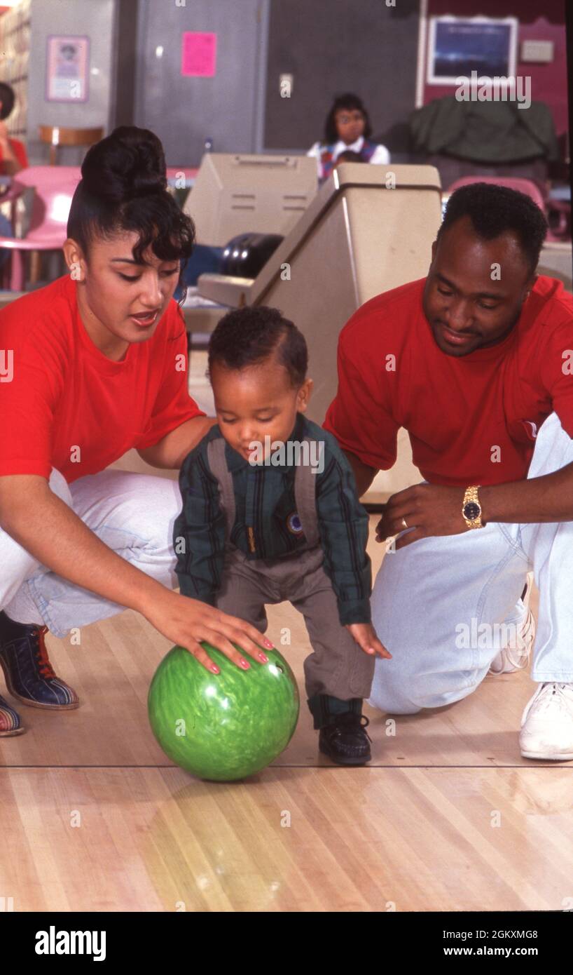 ©1992 Sport ricreativi: Bowling: Bowling per famiglie, divertimento per tutta la famiglia. MR EH-0196 to 203. Foto Stock
