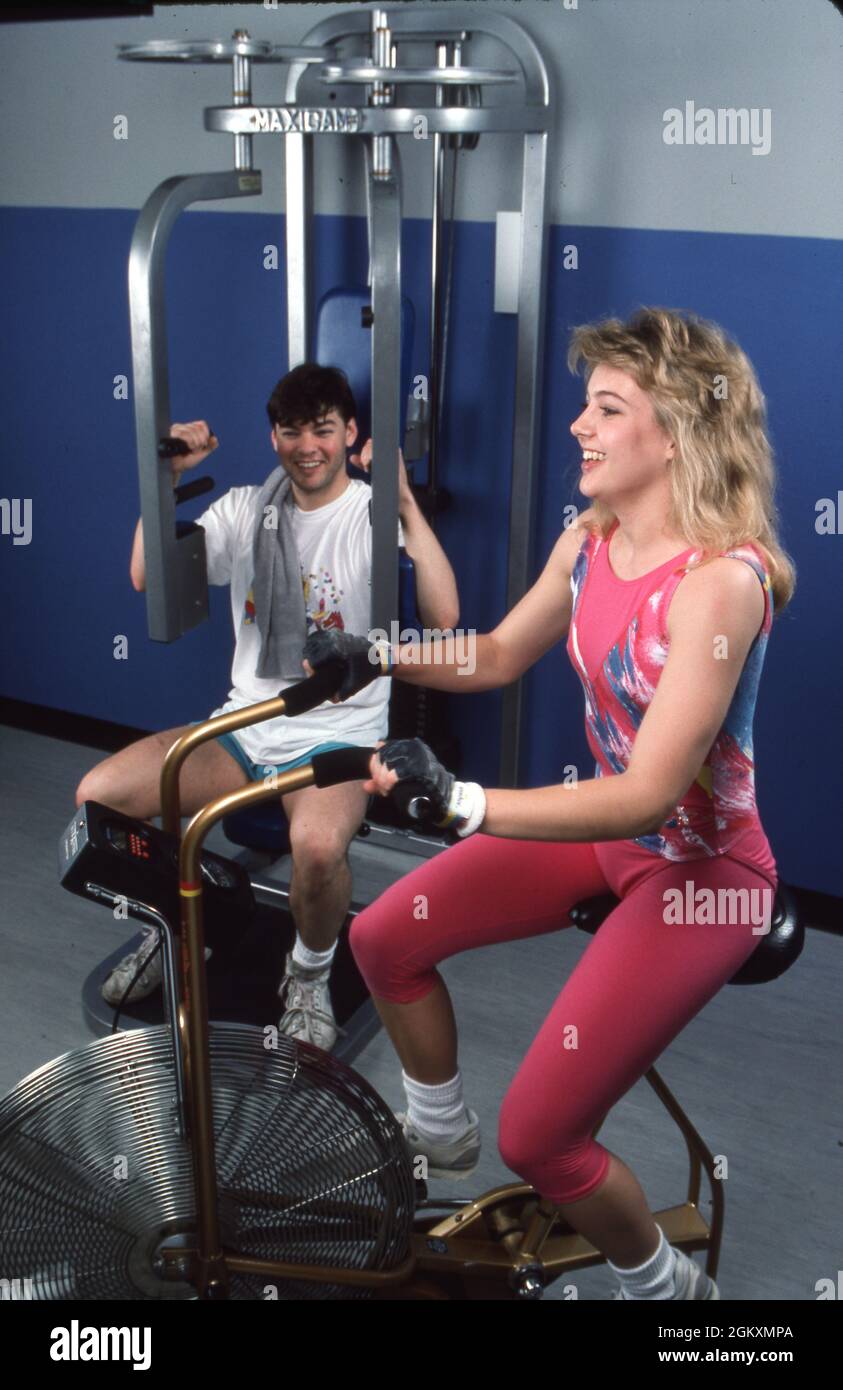 ©1990 Health Club: Giovani che si allenano in palestra. SIG. ES-0078 Foto Stock