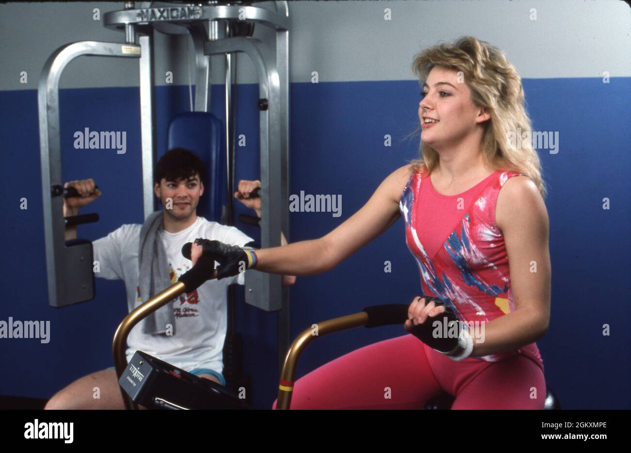 ©1990 Health Club: Giovani che si allenano in palestra. SIG. ES-0078 Foto Stock