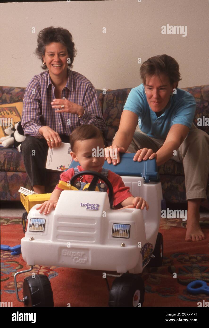 ©1998 Life partners, coppia gay con il loro figlio biologico, Moms gioca con Austin, TX MR ER-0038-0040 di 19 mesi Foto Stock
