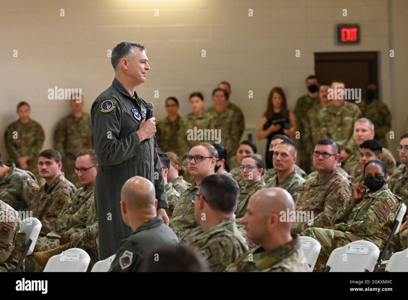 Il Gen. Craig Wills, 19o comandante dell'aeronautica, parla durante una chiamata generale, 20 luglio 2021, sulla base dell'aeronautica di Holloman, N.M. La visita è stata un'opportunità per il team di comando AF del 19° secolo per scoprire come Airmen intorno all'ala compia la missione dell'ala e ha permesso alla leadership di WiNG di mostrare le principali iniziative di qualità della vita. Foto Stock