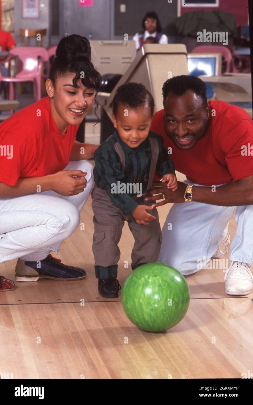©1992 Sport ricreativi: Bowling: Bowling per famiglie, divertimento per tutta la famiglia. MR EH-0196 to 203. Foto Stock